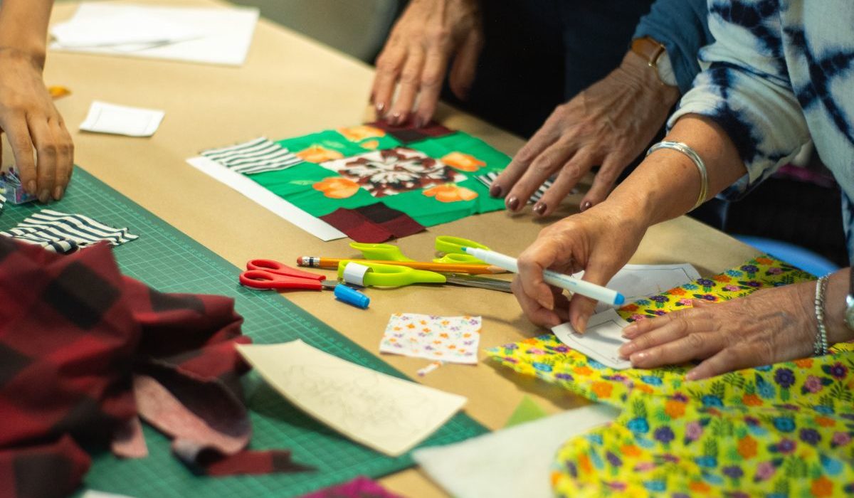 Fotografía de laboratorio textil con mediadores