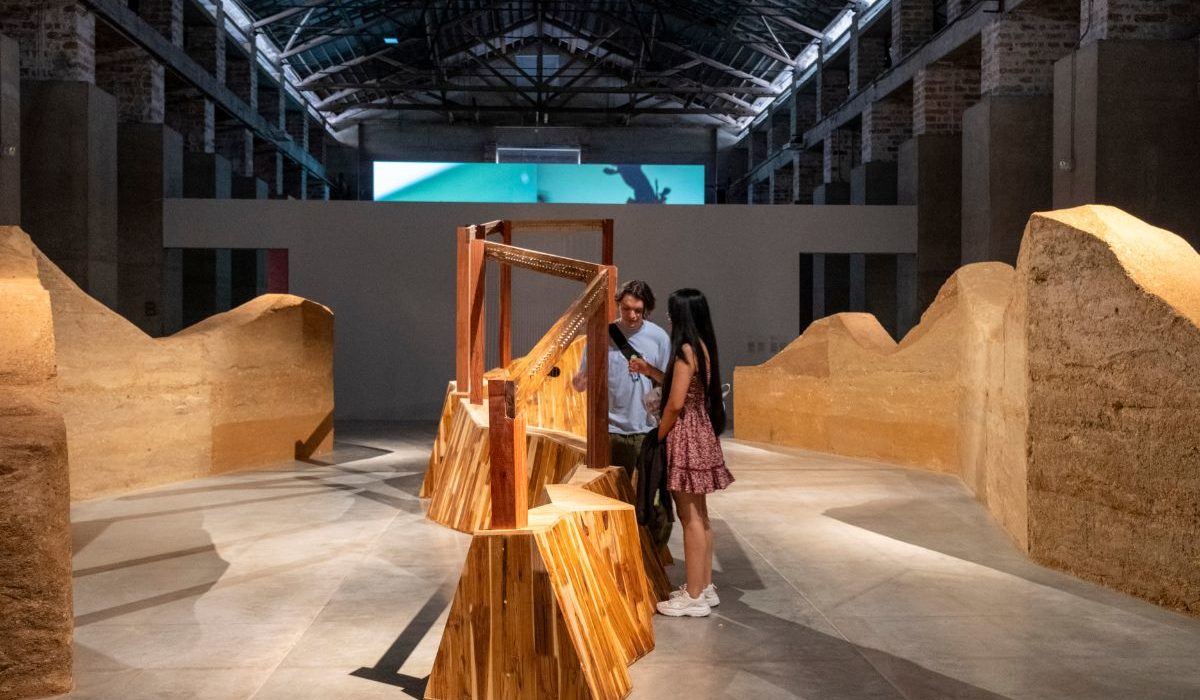 Fotografía de visitantes en la obra Cuando el río suena, de Tania Candiani