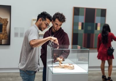 Fotografía de visitantes en la exposición Musa. Perspectivas femeninas en las Colecciones del MAMM y MAC Panamá