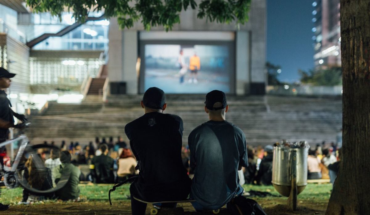 Fotografía de espectadores en cine al aire libre