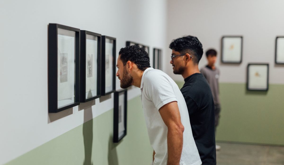 Fotografía de visitantes en la exposición Nada se puede duplicar realmente