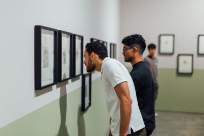 Fotografía de visitantes en la exposición Nada se puede duplicar realmente