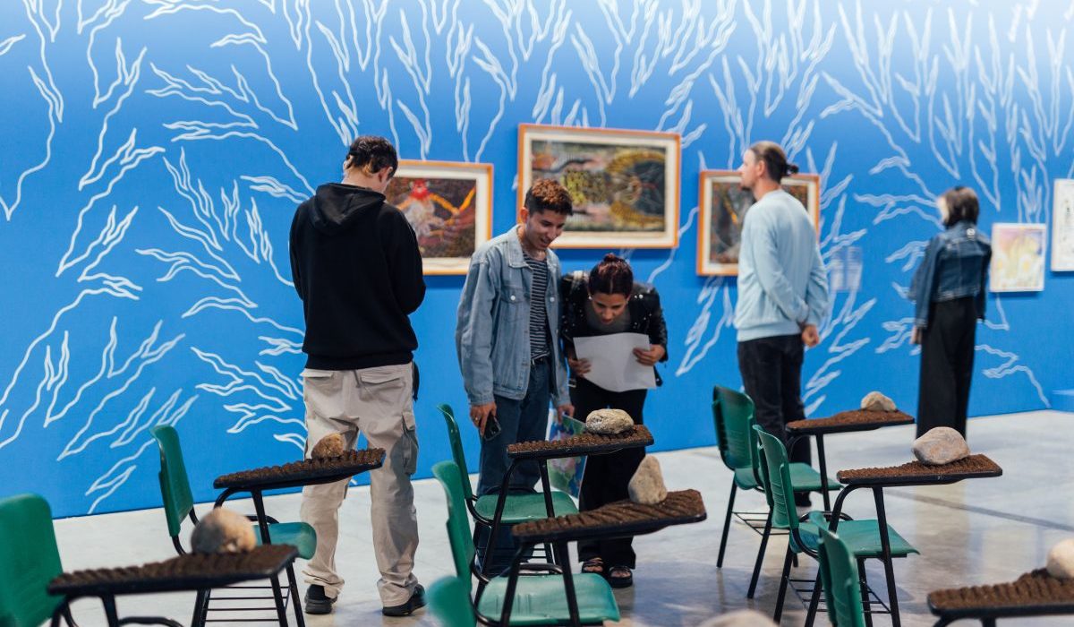 Fotografía de visitantes en la exposición El espacio en medio