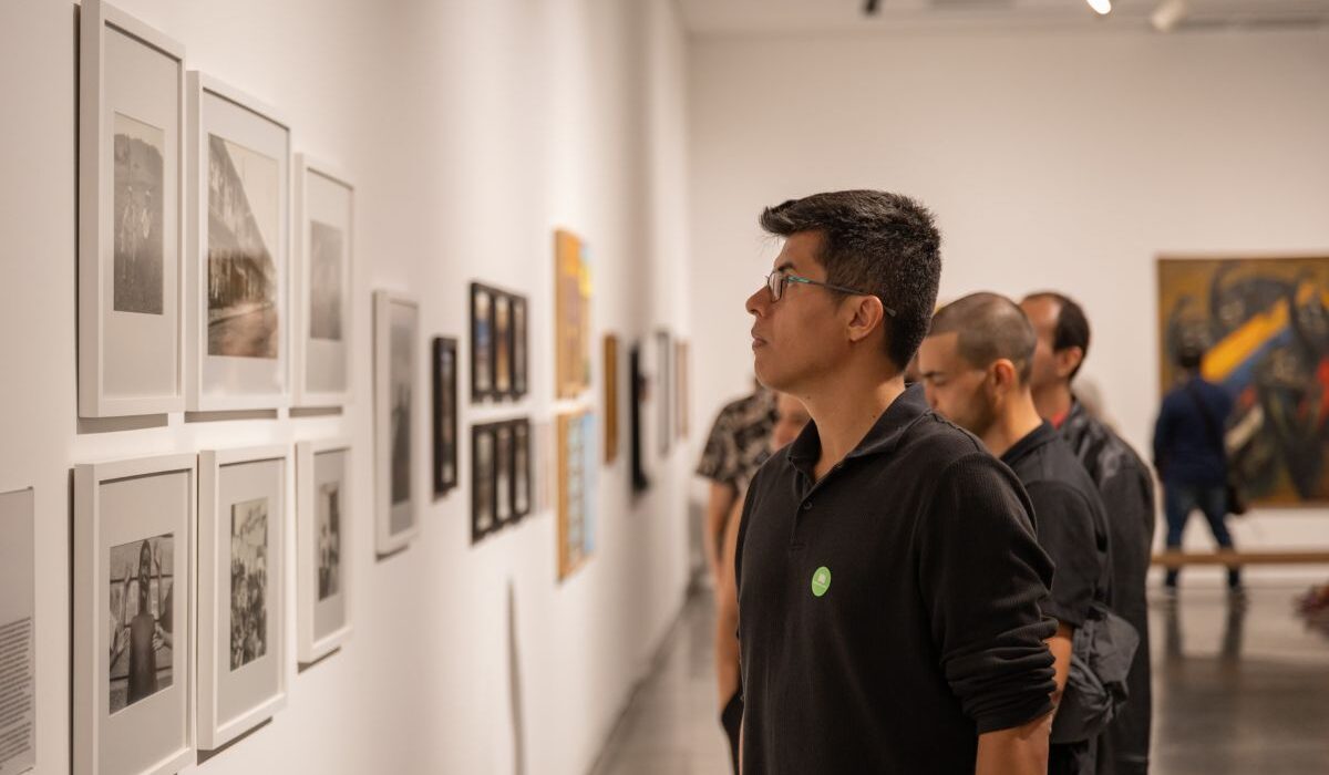 Fotografía de visitante en la exposición Musa