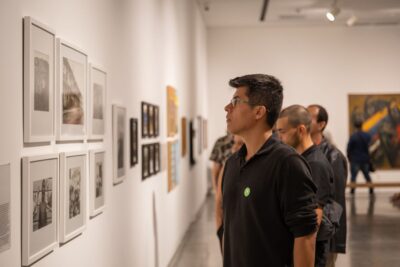 Fotografía de visitante en la exposición Musa