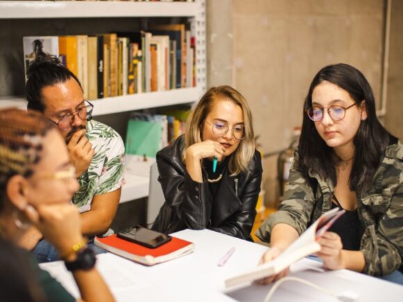 Fotografía de visitantes en Sala de Estudio