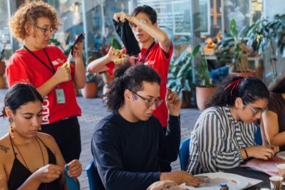 Personas en taller en el museo